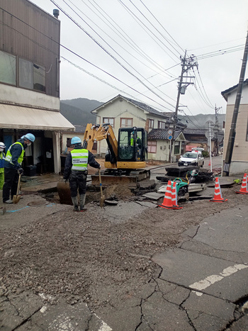 道路を掘削して、破損している部分を確認している様子