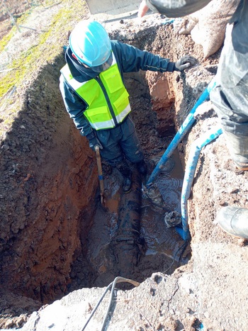 道路を掘削して漏水している部分を確認している様子