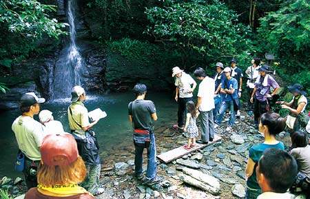 眉山の滝［水神の滝］での撮影の様子の写真1