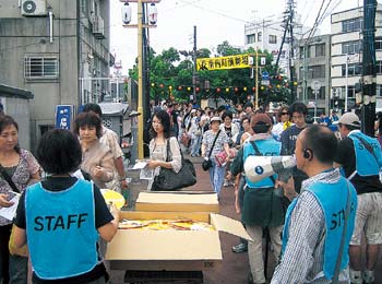 演舞場に入る観客エキストラの様子の写真