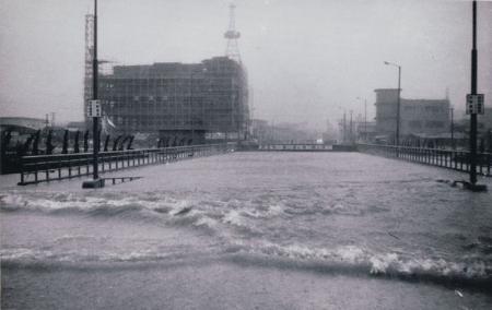 大雨で道路が冠水している写真