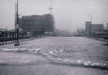 大雨で道路が冠水している写真